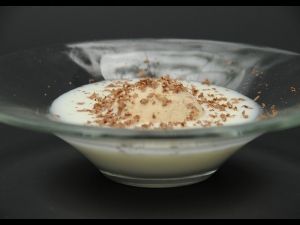 Sopa de iogurt de La Fageda amb gelat d'avellanes torrades i espurnes de xocolata negra