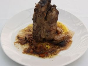 Garró de porc amb escabetx de bolets de temporada