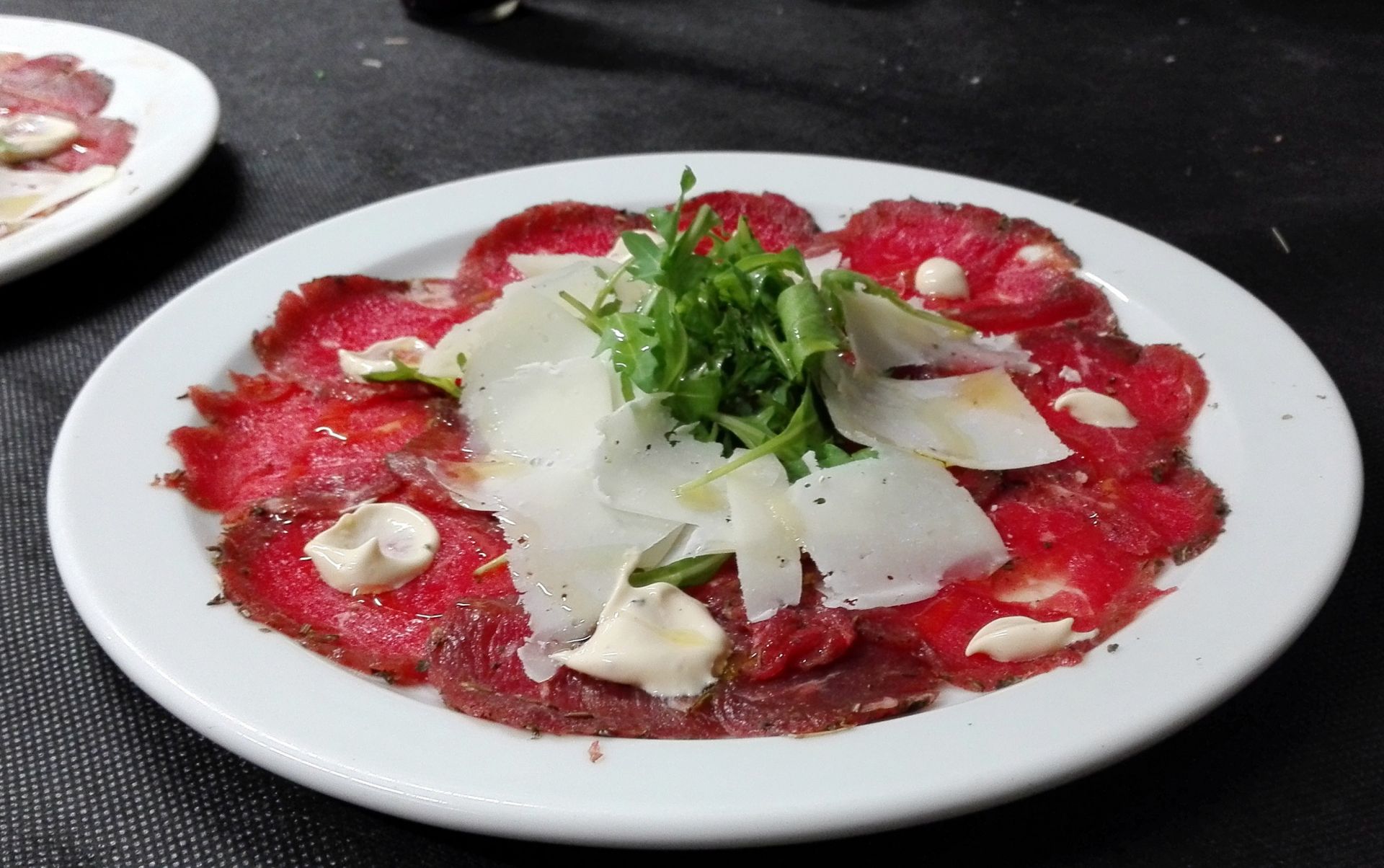 Carpaccio de vedella amb formatge d'ovella