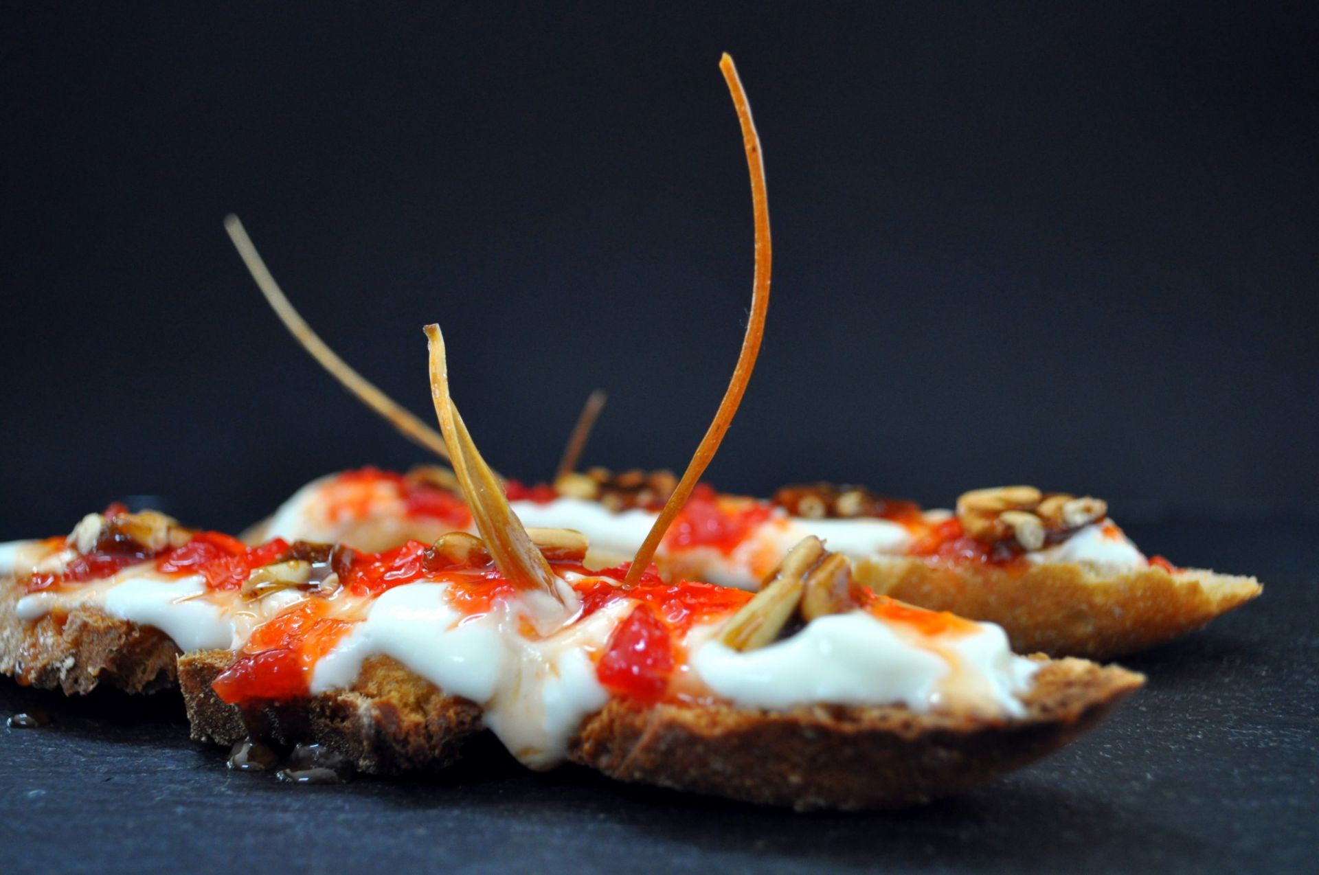 Torradeta de pa farro amb iogurt de La Fageda, melmelada de pebrot vermell i caramel de pinyons 