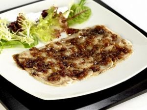 Carpaccio de peus de porc amb vinagreta de naps negres