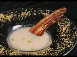 Crema de naps negres de la Vall d'en Bas amb cruixent de peus de porc