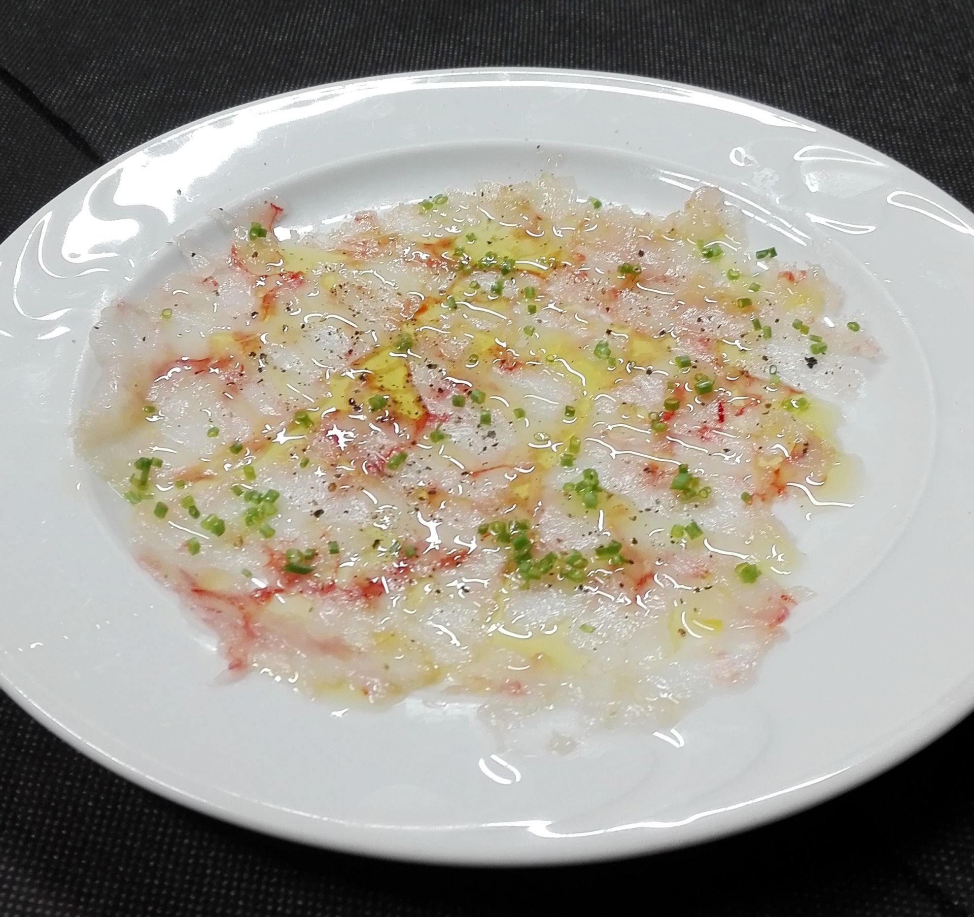 Carpaccio de gambes amb oli de tòfona