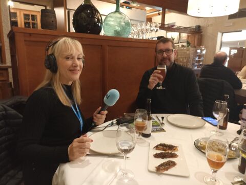 Es presenta la Cuina Volcànica a dos periodistes del Rosselló